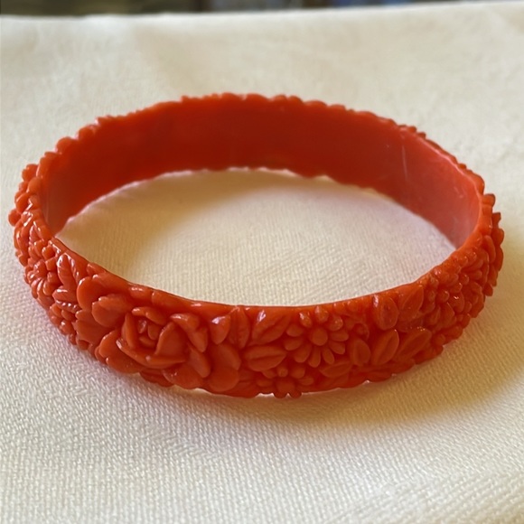VTG carved celluloid coral color floral bangle - Picture 3 of 8